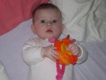 Elya avec sa peluche et dans son parc - 004 * 1024 x 768 * (72KB)